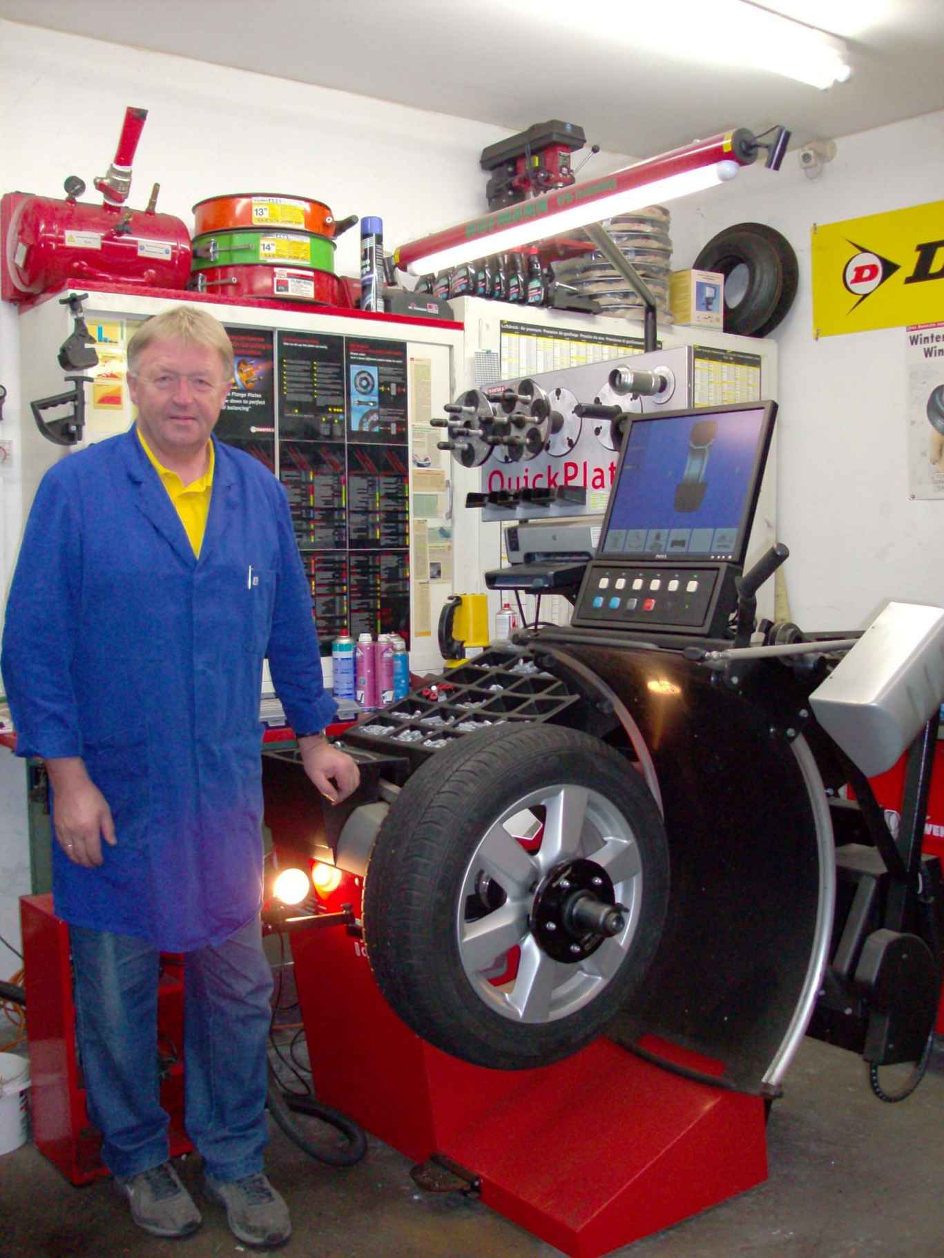 Auswuchtmaschine nachger�stet mit Beleuchtung und Linienlasern