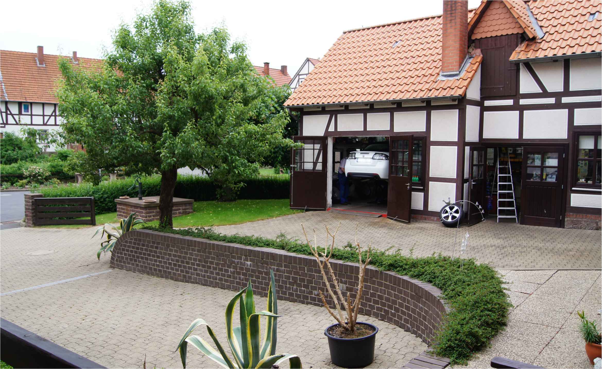 Blick auf die Werkstatt vom Wohnhaus