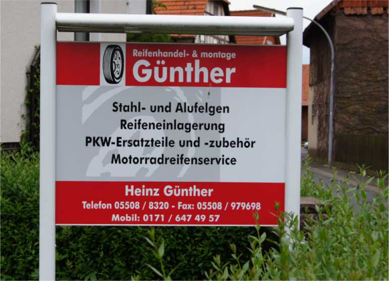 Das Firmenschild an der Einfahrt