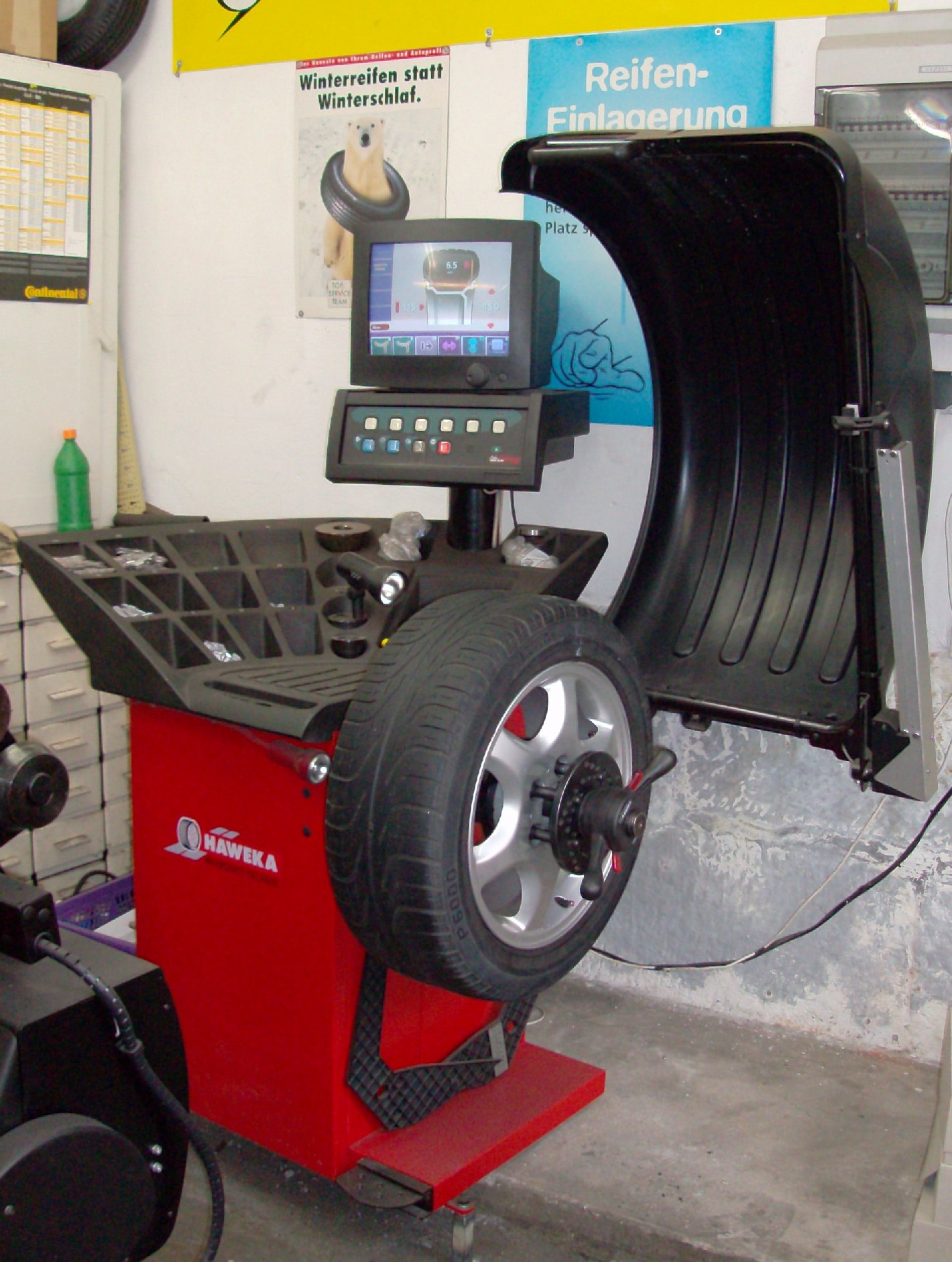 HAWEKA Radauswuchtmaschine mit Bildschirm B9750