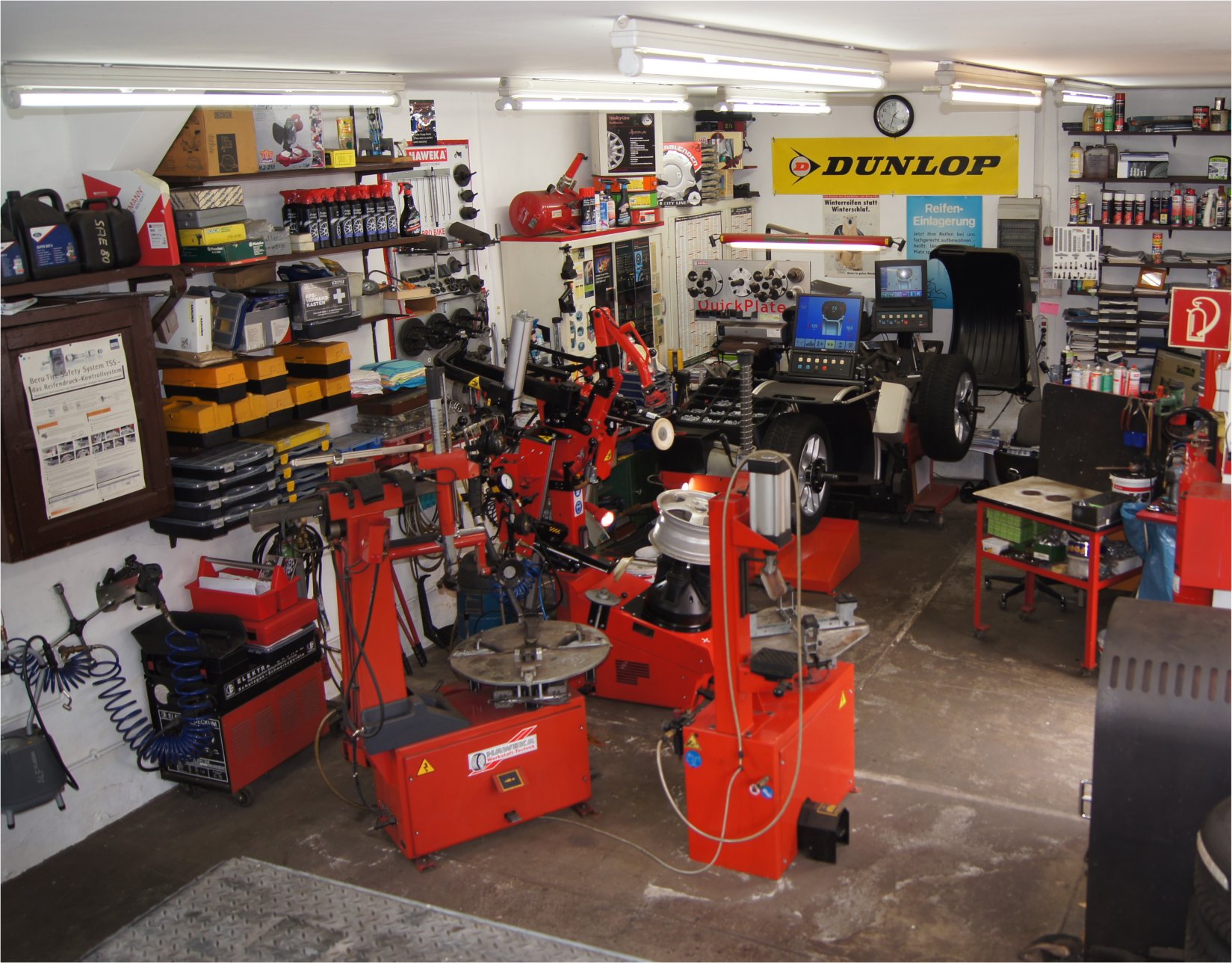 Blick auf die Spezialmaschinen f�r die Reifenmontage